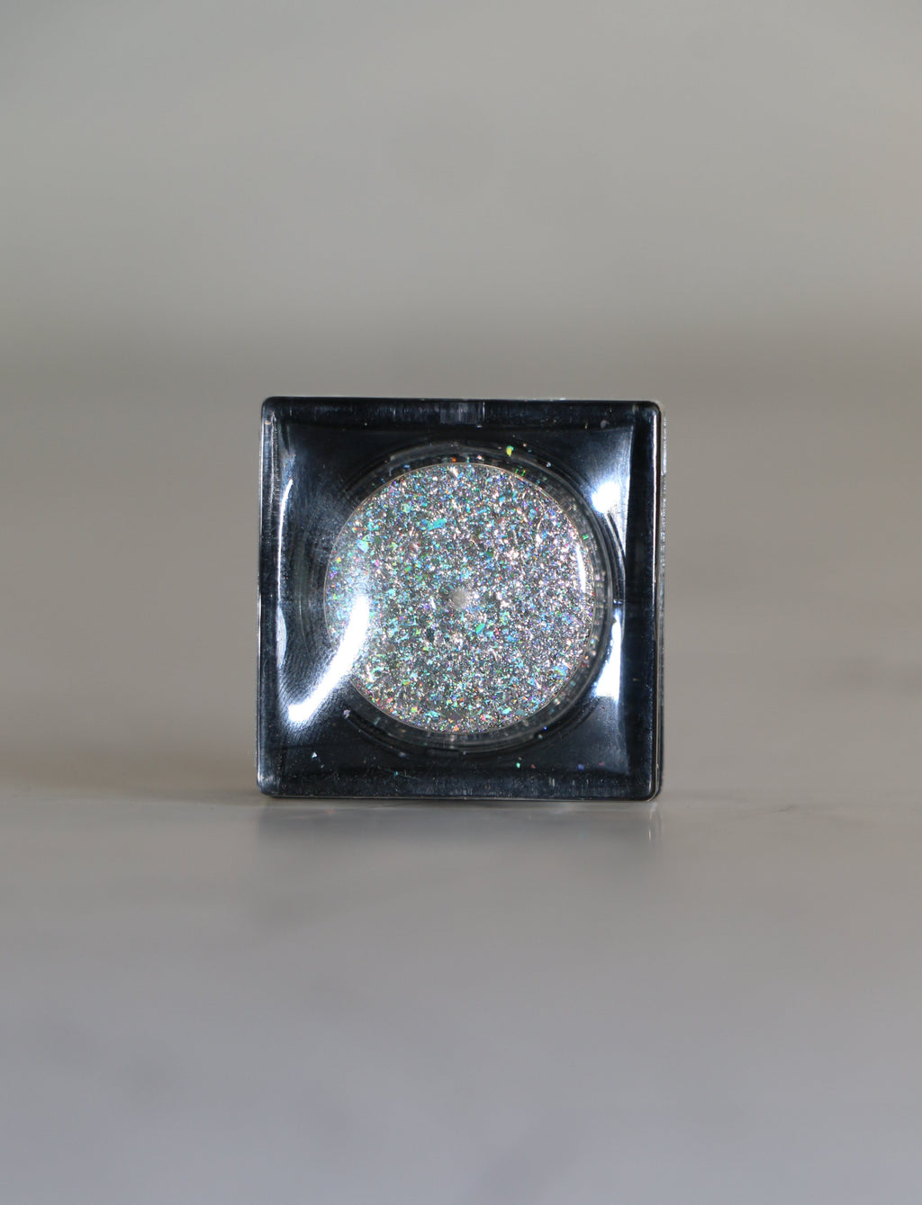 HUDA BEAUTY Glitter - Perfectly Flawed shade detail