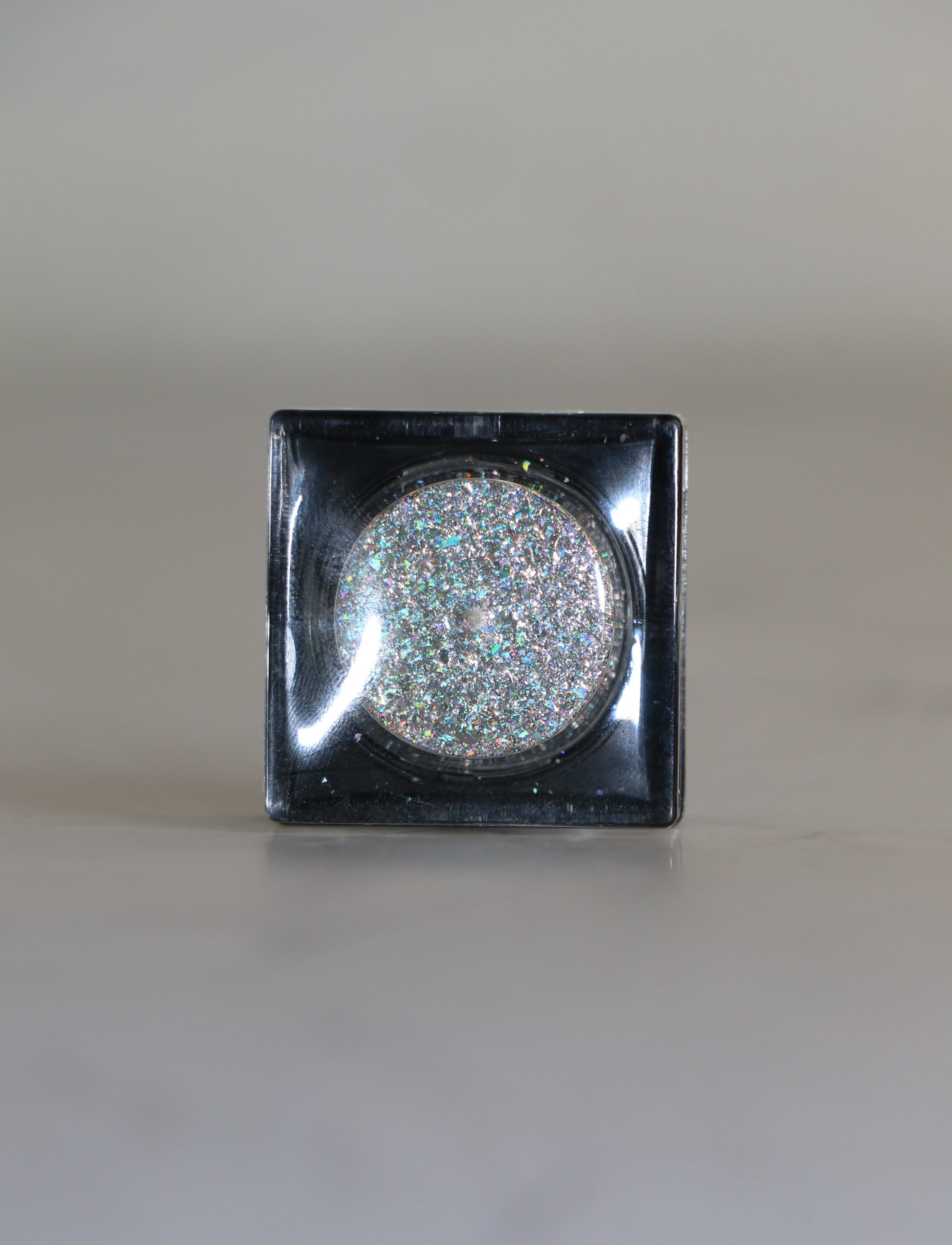 HUDA BEAUTY Glitter - Perfectly Flawed shade detail