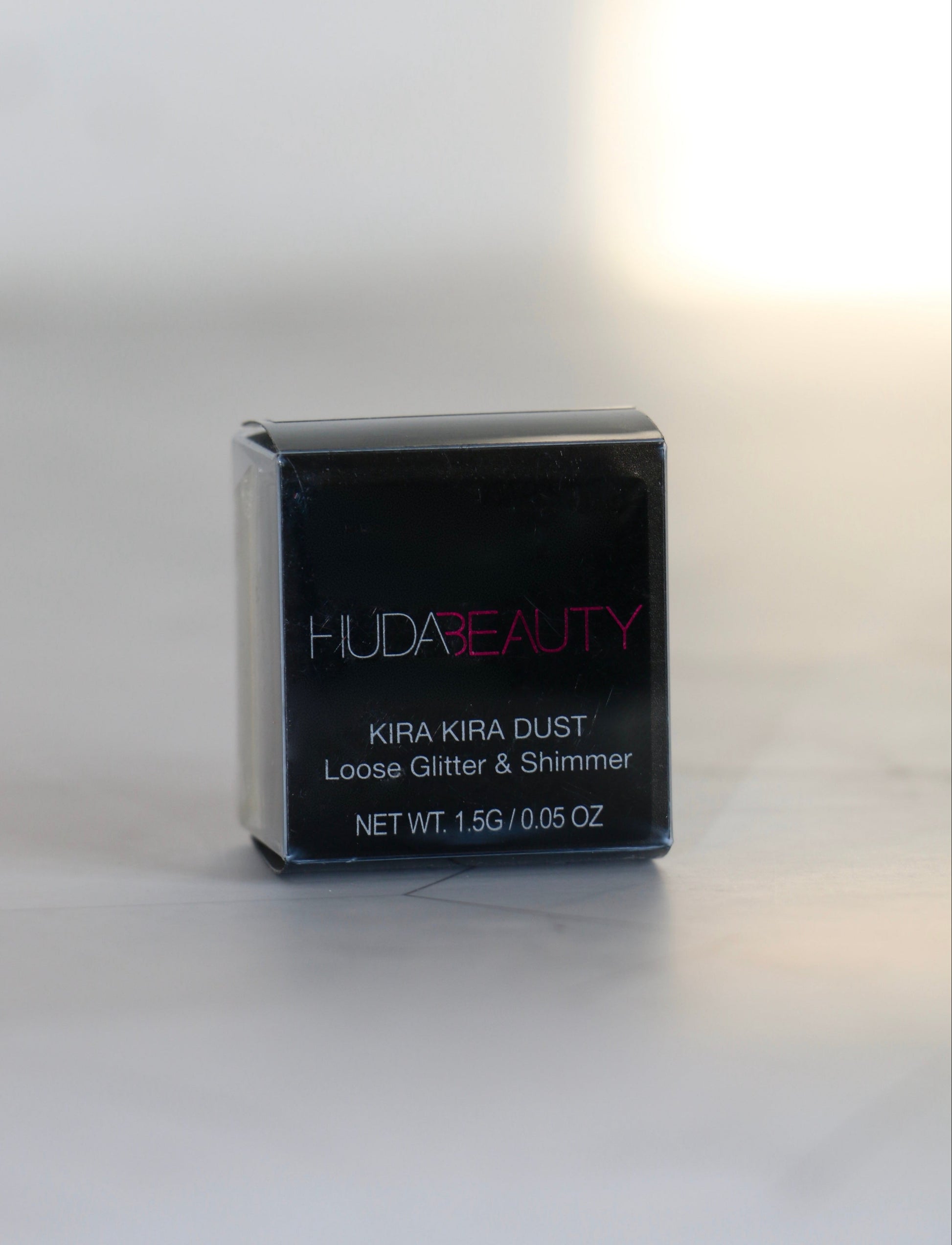 HUDA BEAUTY Glitter - Perfectly Flawed shade detail