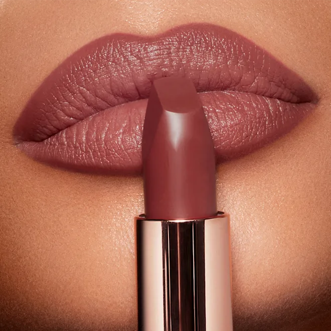 Charlotte Tilbury Matte Revolution Lipstick – Pillow Talk Medium shade detail